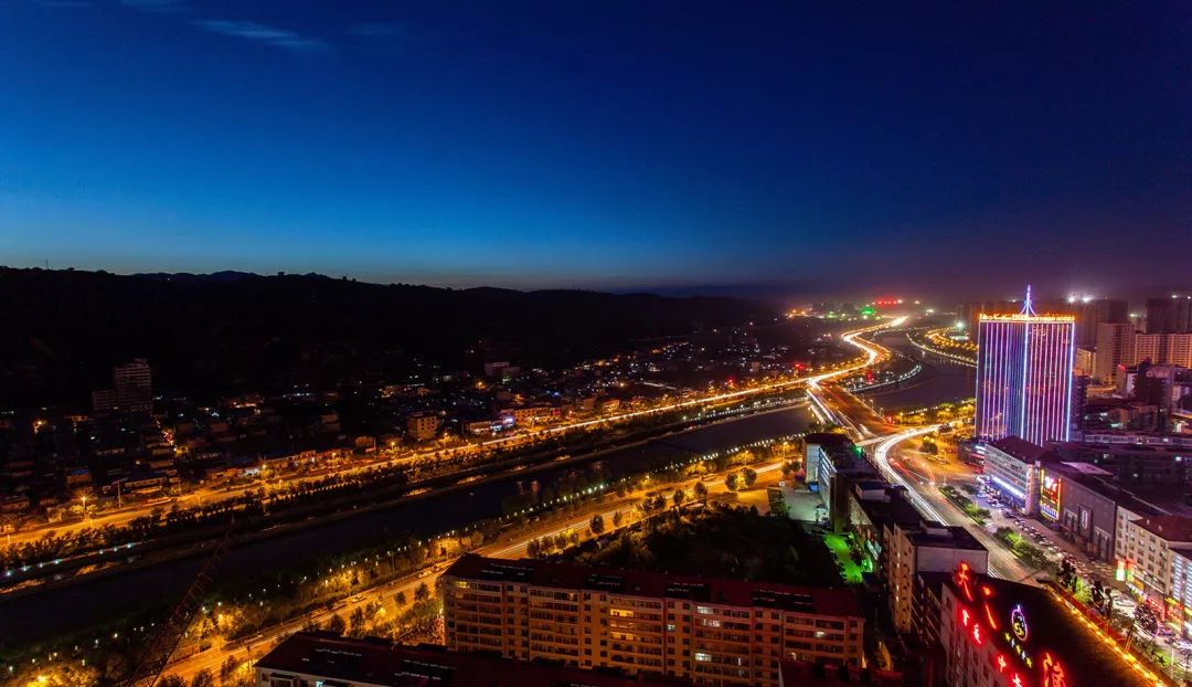 吕梁文学作品深度解读，文化内涵与艺术价值探析